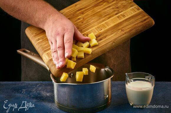 В сотейнике смешайте сыр и сливки, поставьте на огонь, растопите. Крем из копченого сыра готов!