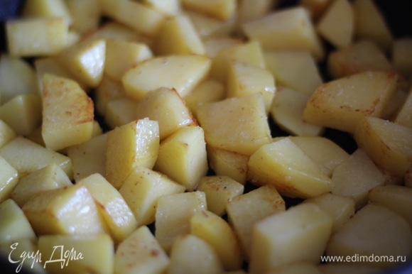 Картофель чистим, нарезаем крупными кусочками, выкладываем все на противень, солим, сбрызгиваем растительным маслом и отправляем в духовку минут на 15 при 160°C.