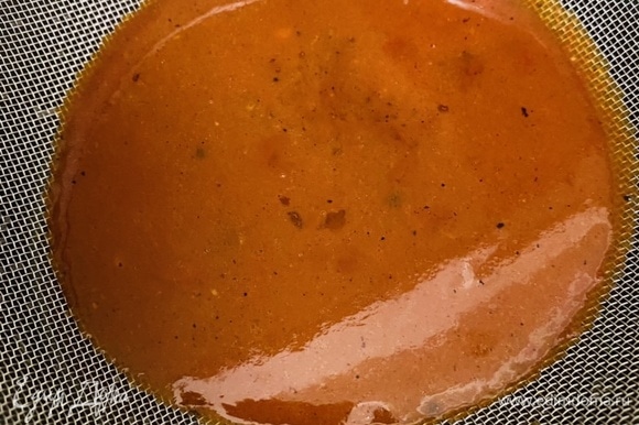 Готовый томатный соус процедить через сито.