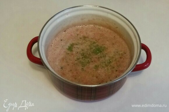 В кастрюлю к супу-пюре нужно добавить соль и измельченный сушеный зеленый лук. Перемешать и поставить на 20 минут в холодильник для охлаждения.
