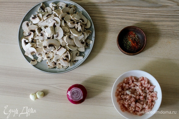 Для начинки мелко нарезать лук, куриное филе, грибы и чеснок.