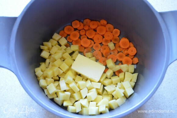 2 крупные картофелины необходимо почистить и нарезать кубиками. Вторую морковь тоже очистите и нарежьте тонкими кружочками. В кастрюлю, где будет вариться уха, поместите овощи, добавьте сливочное масло и слегка обжарьте все. Залейте процеженным бульоном и доведите до кипения.