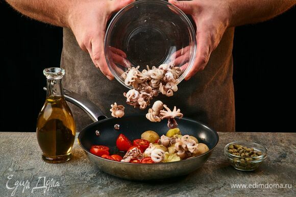 Выложите в сковороду с оливковым маслом осьминогов, помидоры черри, каперсы и картофель. Прогрейте 1–2 минуты. Затем выложите в салатник.