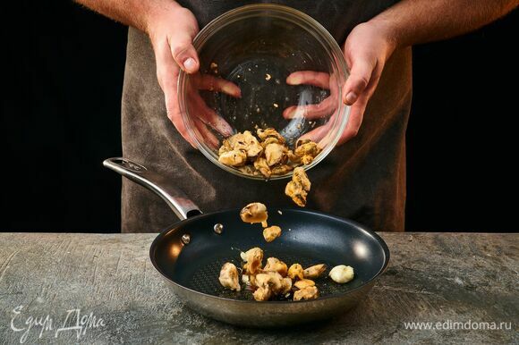 На сковороде в оливковом масле обжарьте очищенные зубчики чеснока. Выложите мидии, посолите, поперчите. Обжаривайте на среднем огне до готовности (около 3 минут).