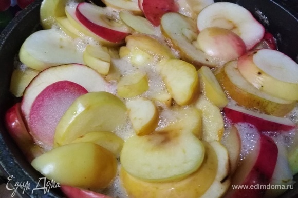 Как сироп с яблоками закипят, убавляем огонь до минимума. Томим 5 минут, выключаем. Оставляем до полного остывания на 4–6 часов. Мешать не надо, можно только слегка придавливать ложкой плоды, окуная их в сироп.