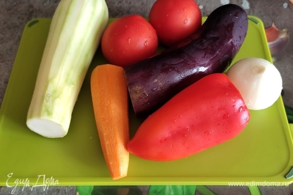 Подготовьте овощи: хорошо промойте, кабачок и баклажан можно очистить, если молоденькие, можно оставить кожуру. Я всегда оставляю кожуру у баклажана, так получается живописнее :)