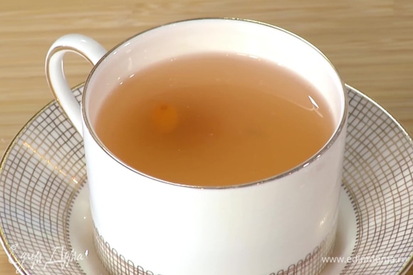 Оставить чай завариваться на 5–10 минут, затем разлить по чашкам.