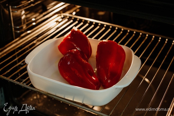 Поставить в разогретую до 200°C духовку на 15 минут, затем перевернуть перцы и выпекать еще 15 минут.