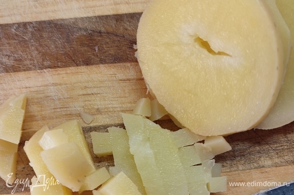 Картофель отварить в мундире, остудить, очистить и нарезать мелким кубиком.