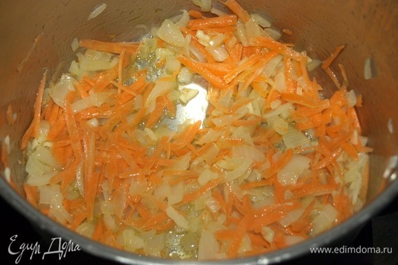 Морковь очистить и натереть на крупной терке. Добавить к луку и томить 5 минут.