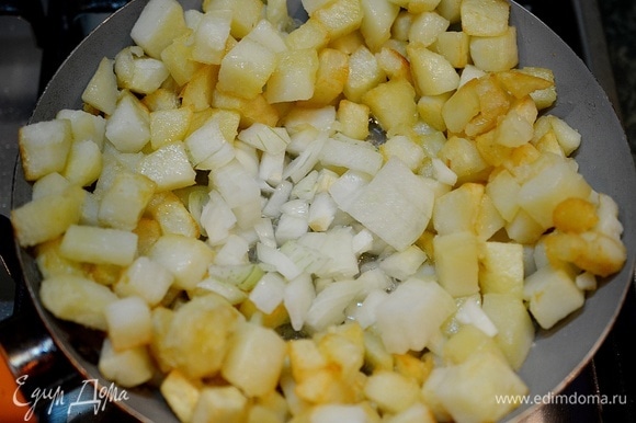 Отодвиньте жареную картошку к краям сковороды, в центр выложите лук. Обжарьте.