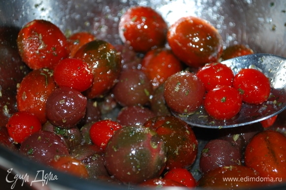 В миску выложите помидоры черри, выдавите с помощью пресса зубчик чеснока. Добавьте сухие ароматные травы, соль, свежемолотый черный перец, свежий базилик и оливковое масло. Все хорошо перемешайте.
