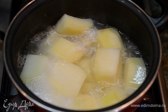 Залейте водой, посолите, доведите до кипения и варите на небольшом огне 25 минут до готовности картофеля.