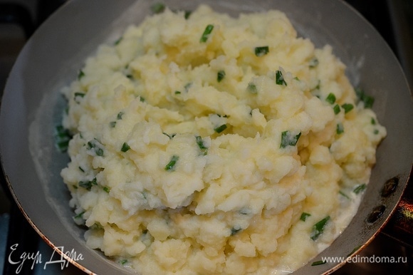 Добавьте в сковороду размятый картофель, перемешайте и дайте настояться минут 5.