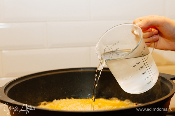 Налить воды на 2 см выше уровня риса, еще добавить 2 щепотки соли.