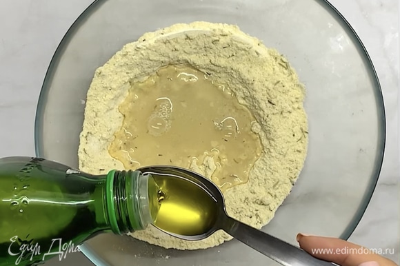 В воде растворяем соль и вливаем в муку, добавляем оливковое масло. Вымешиваем тесто, собираем в плотный шар.