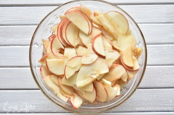 Яблоки нарезать тонкими дольками, залить кипятком с добавлением сока лимона на 1–2 минуты. Воду слить, а яблочные ломтики обсушить.