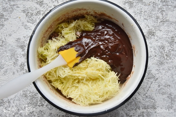Не отжимая влагу из кабачка, добавить его в тесто. Туда же выложить шоколадную смесь и перемешать.