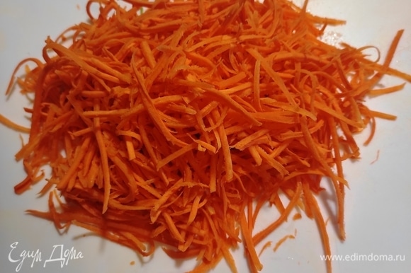Натираем морковь.