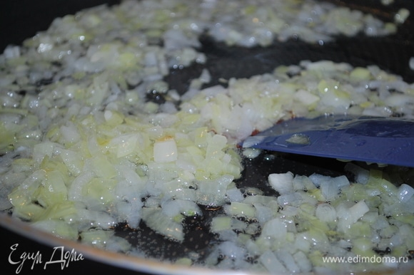 Сковороду с толстым дном разогрейте, обжарьте репчатый лук на 1 ст. ложке растительного масла в течение 2–3 мин.