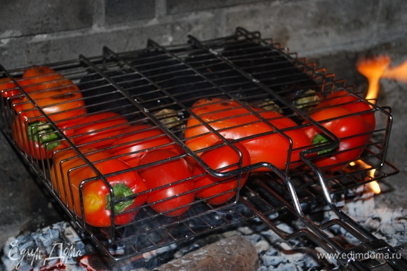Баклажаны, красные перцы и помидоры запеките на костре.