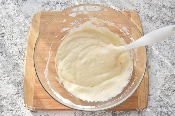 В готовое тесто аккуратно подмешиваю порциями взбитые белки. Тесто должно получиться воздушным, легким и пористым.