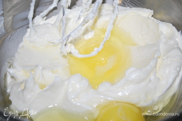 Для творожного слоя миксером взбейте до пышного состояния творожный сыр, сливки и сахар, добавьте по вкусу ванильный сироп. Добавьте яйца и кукурузный крахмал, пробейте миксером до пышности.