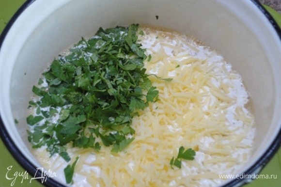 Для заливки взбейте яйца со сливками, смешайте с мелко нарезанной петрушкой и сыром, натертым на мелкой терке. Посолите и поперчите.