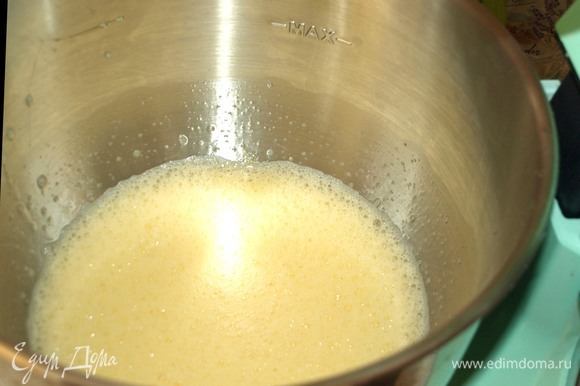 Яйца соединить с сахаром, ванилью, солью и взбить до состояния пены. Добавить растительное масло и молоко. Взбить.