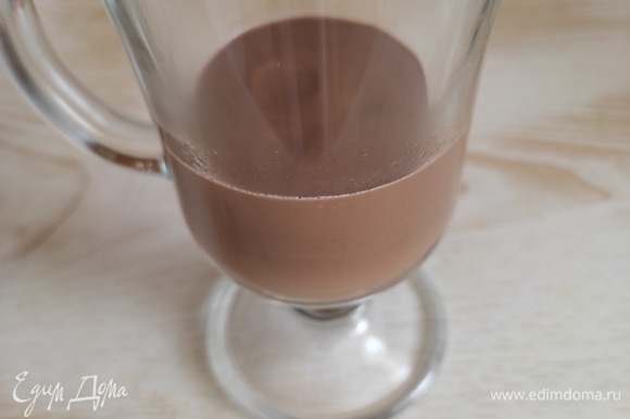 В прозрачный термостойкий стакан, бокал или кружку переливаем сначала молочно-шоколадную смесь, заполняя емкость где-то на 1/3.