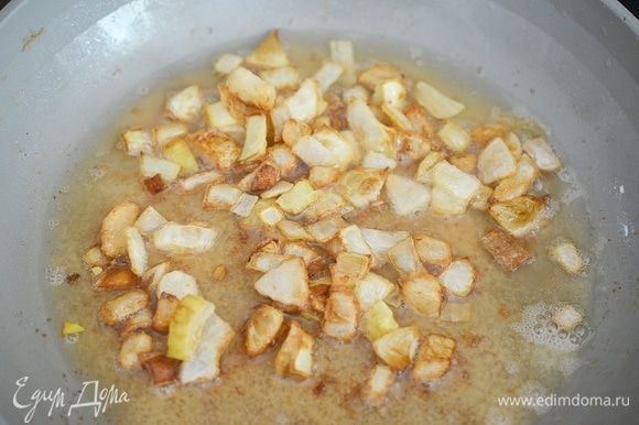 Обжарьте в той же сковороде, где жарился бекон, добавив растительное масло.