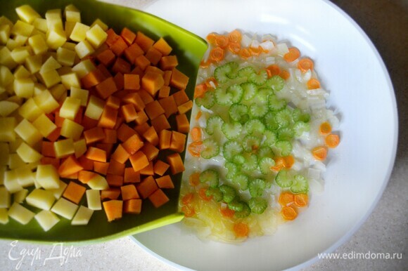 В сковороде пассеруйте на растительном масле половину репчатого лука, нарезанного мелкими кубиками, маленькую морковь, нарезанную кружочками. Добавьте сельдерей, нарезанный тонкими пластинами. Обжаривайте в течение 5 минут. После чего добавьте нарезанные небольшими кубиками тыкву и картофель, посолите, добавьте свежемолотый перец, шафран и обжаривайте еще в течение 10 мин, периодически перемешивая.