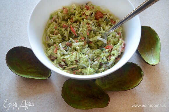 Наполните салатом лодочки из авокадо и подавайте к столу. Если позволяет время, то готовый салат можно немного охладить.