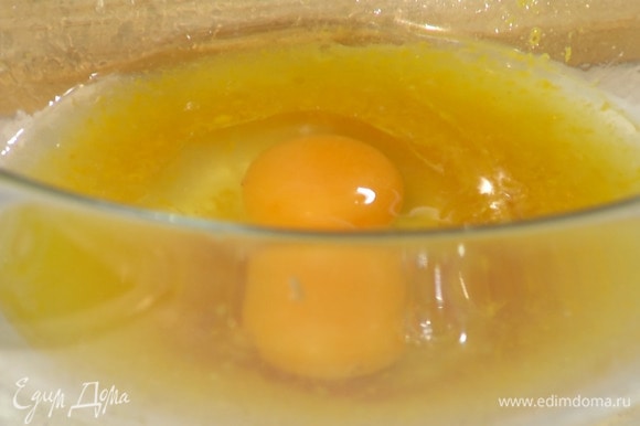 В отдельной миске перемешать сок и цедру апельсина, ванильный экстракт, растительное масло и яйца.