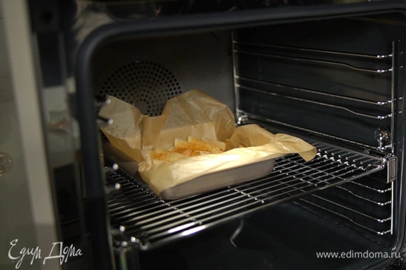 Запекать картофель в разогретой духовке 15 минут, затем убавить температуру до 180°C и запекать еще 10 минут.