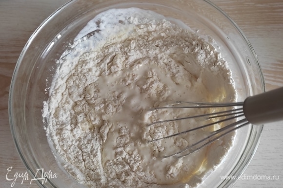 В отдельную миску просеять муку с разрыхлителем, добавить соль, перемешать. Постепенно ввести мучную смесь в чашу с жидкой смесью и перемешать до однородности.
