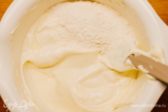 Муку соединить с разрыхлителем и постепенно вмешать в тесто. Добавить ванильный экстракт.