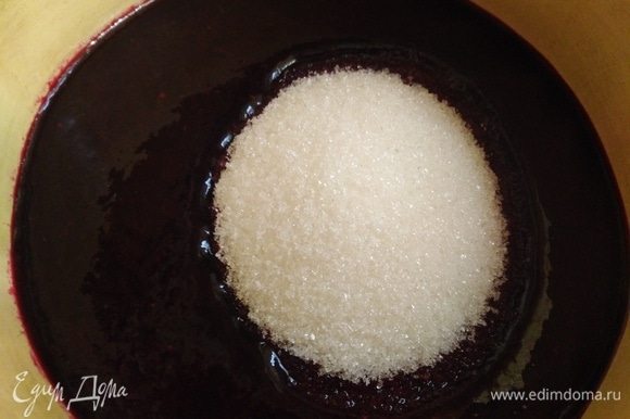 В полученный сок всыпать сахар. Из жмыха, кстати, можете приготовить морс и процедить.
