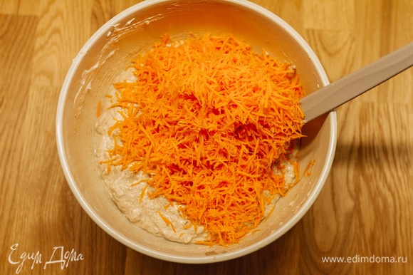 Добавить в тесто морковь, натертую на мелкой терке.