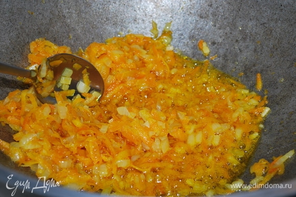 Морковь очистите и натрите на крупной терке. Лук очистите и мелко порубите. В кастрюлю c толстым дном, где будете варить суп, налейте растительное масло и нагрейте на среднем огне. Обжаривайте лук и морковь, помешивая, в течение 4–5 мин.
