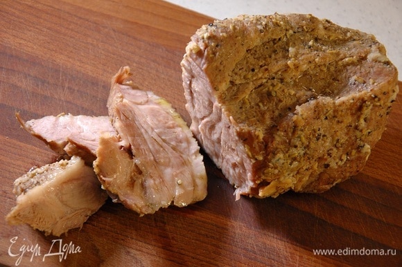 Запекать свинину в разогретой духовке 40 минут, затем понизить температуру до 200°С и запекать еще 40 минут.