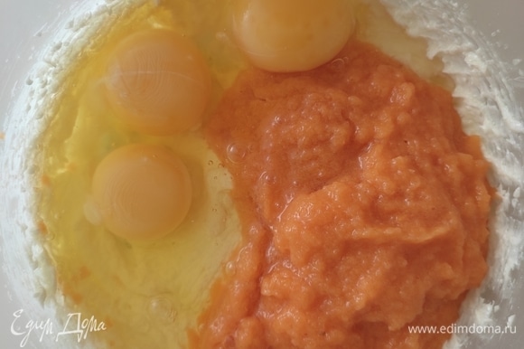 К масляной смеси добавить яйца и тыквенное пюре.