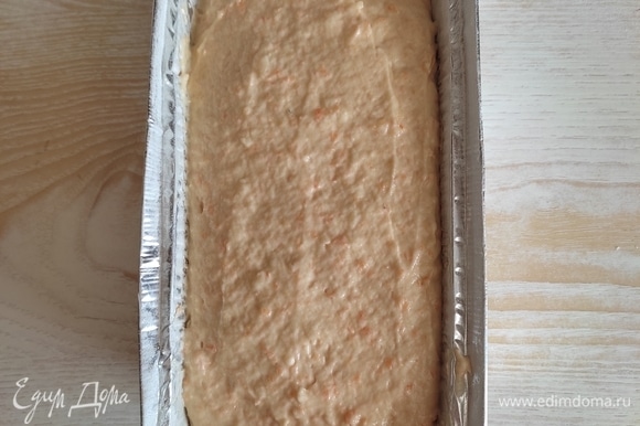 Выложить тесто в форму, разровнять. Поставить выпекаться в духовку при 180°C на 45–60 минут. Готовность проверяйте деревянной шпажкой, она должна быть сухой.