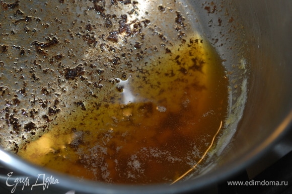 В сотейнике на слабом огне подрумяньте сливочное масло до светло-золотистого цвета. Следите, чтобы оно не подгорело. Масло, прогретое таким образом, приобретает ореховый вкус.