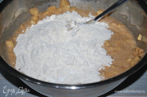 В муку всыпьте разрыхлитель и соль, перемешайте тесто с помощью ложки.