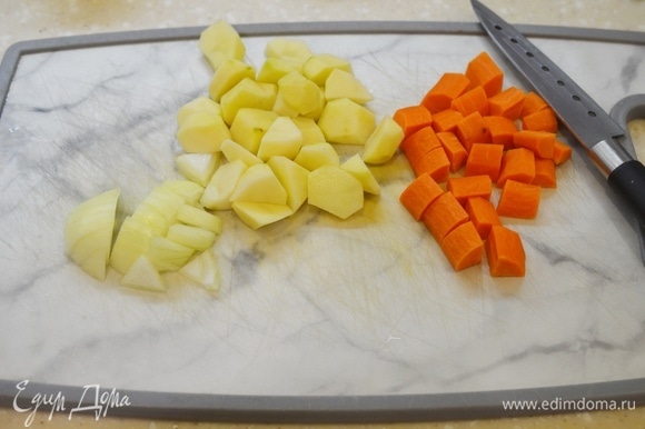 Картофель, морковь и лук почистите, нарежьте кубиками.
