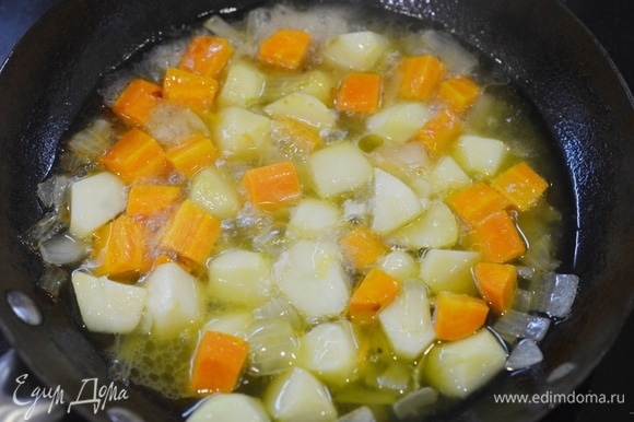 Добавьте немного бульона из кастрюли с супом и тушите до мягкости.