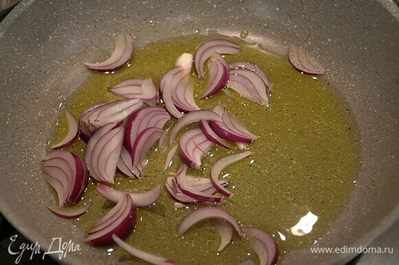Разогреть в сковороде оливковое масло и обжарить лук.