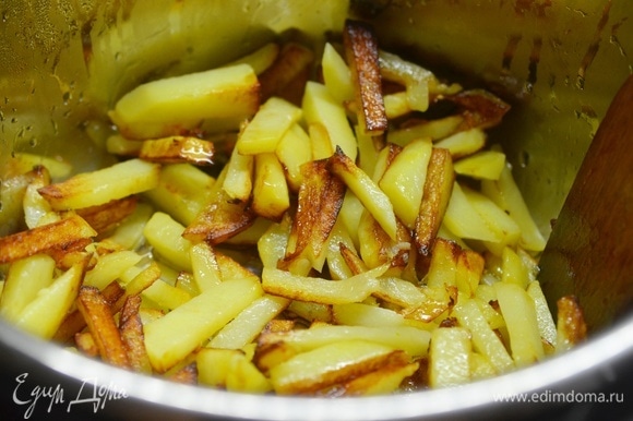 Готовьте в режиме «Жарка» 30 минут. Картофель жарится долго. Если добавить сразу и грибы, то картофель не получится жареным и хрустящим. Поэтому обжаривайте сначала картофель.