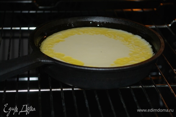 Когда сковорода хорошо разогреется и масло растопится, влейте тесто. Запекайте примерно 20 минут. Тесто хорошо поднимется, и края будут красиво выгибаться (у меня сковорода диаметром 15 см).